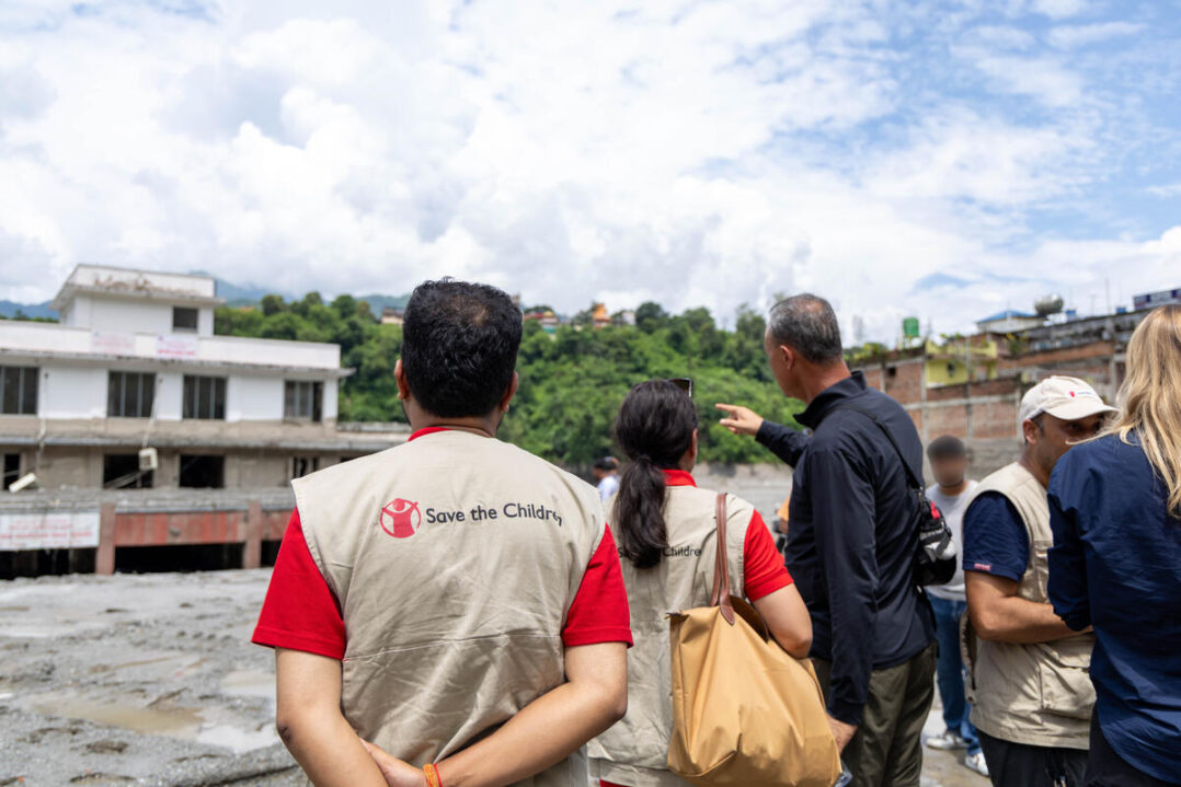 Pelastakaa Lasten työntekijät Nepalin tulvan tuho-alueella.