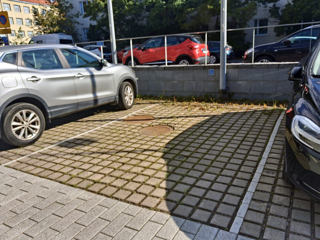 Pysäköintipaikka keskustoimiston pihassa